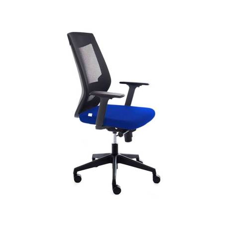 SILLA ROCADA DE OFICINA CON RUEDAS Y BRAZOS TAPIZADA EN TELA IGNIFUGA AZUL Y RESPALDO EN POLIMERO NEGRO